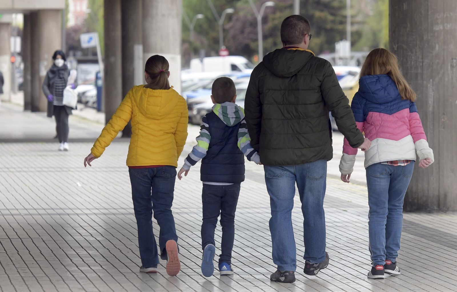 Un niño corre con su padre en Aranda de Duero. 