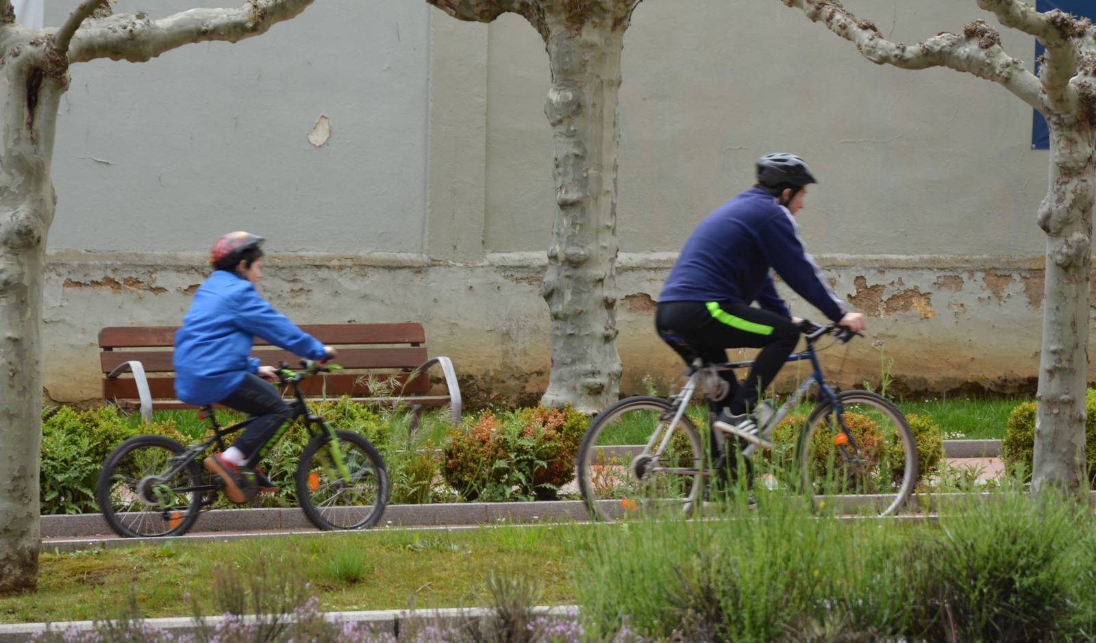 Un niño corre con su padre en Aranda de Duero. 