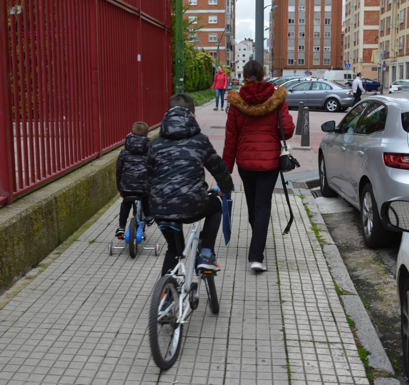 Un niño corre con su padre en Aranda de Duero. 