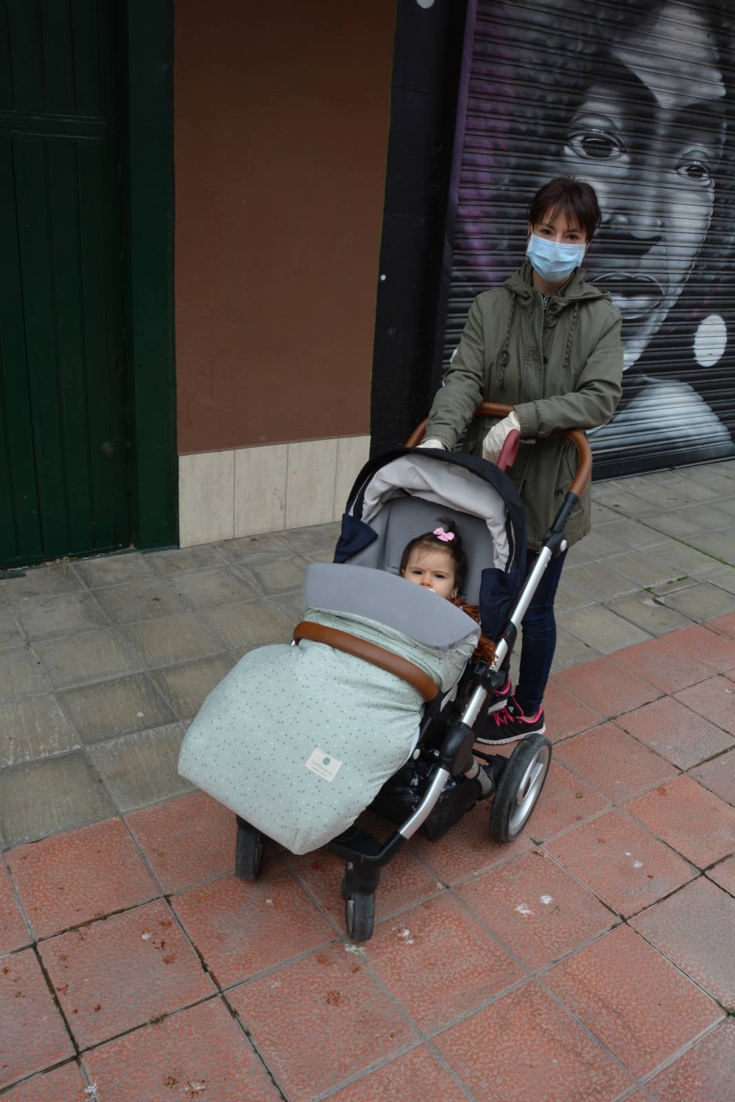 Un niño corre con su padre en Aranda de Duero. 