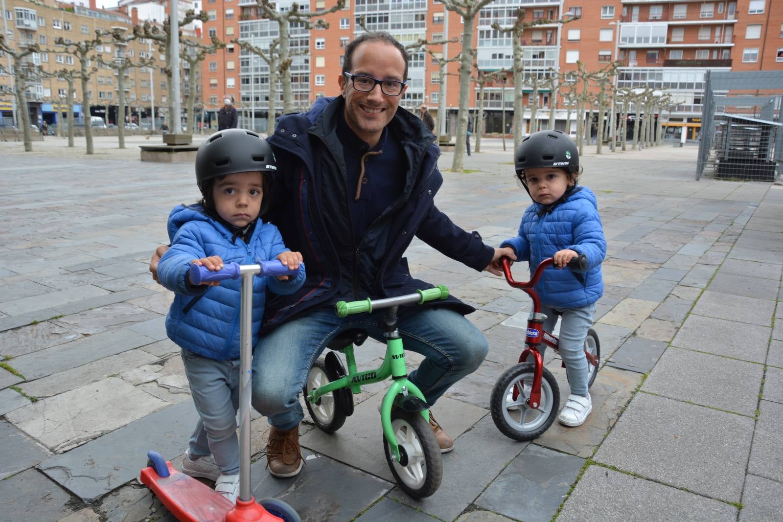 Un niño corre con su padre en Aranda de Duero. 