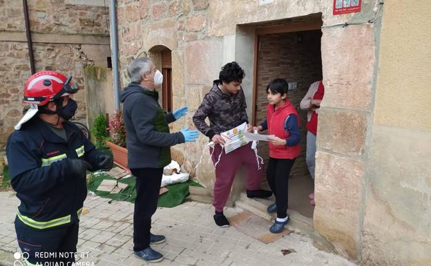 Además de la mascarilla, los niños han recibido un diploma por su buen comportamiento.