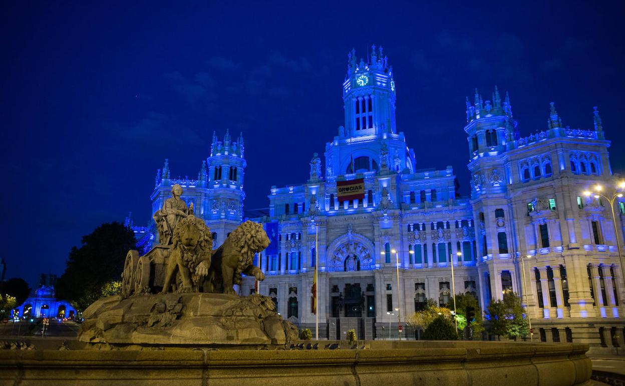 Fuente de La Cibeles, con Ayuntamiento de Madrid en segundo plano y la Puerta de Alcalá al fondo. 