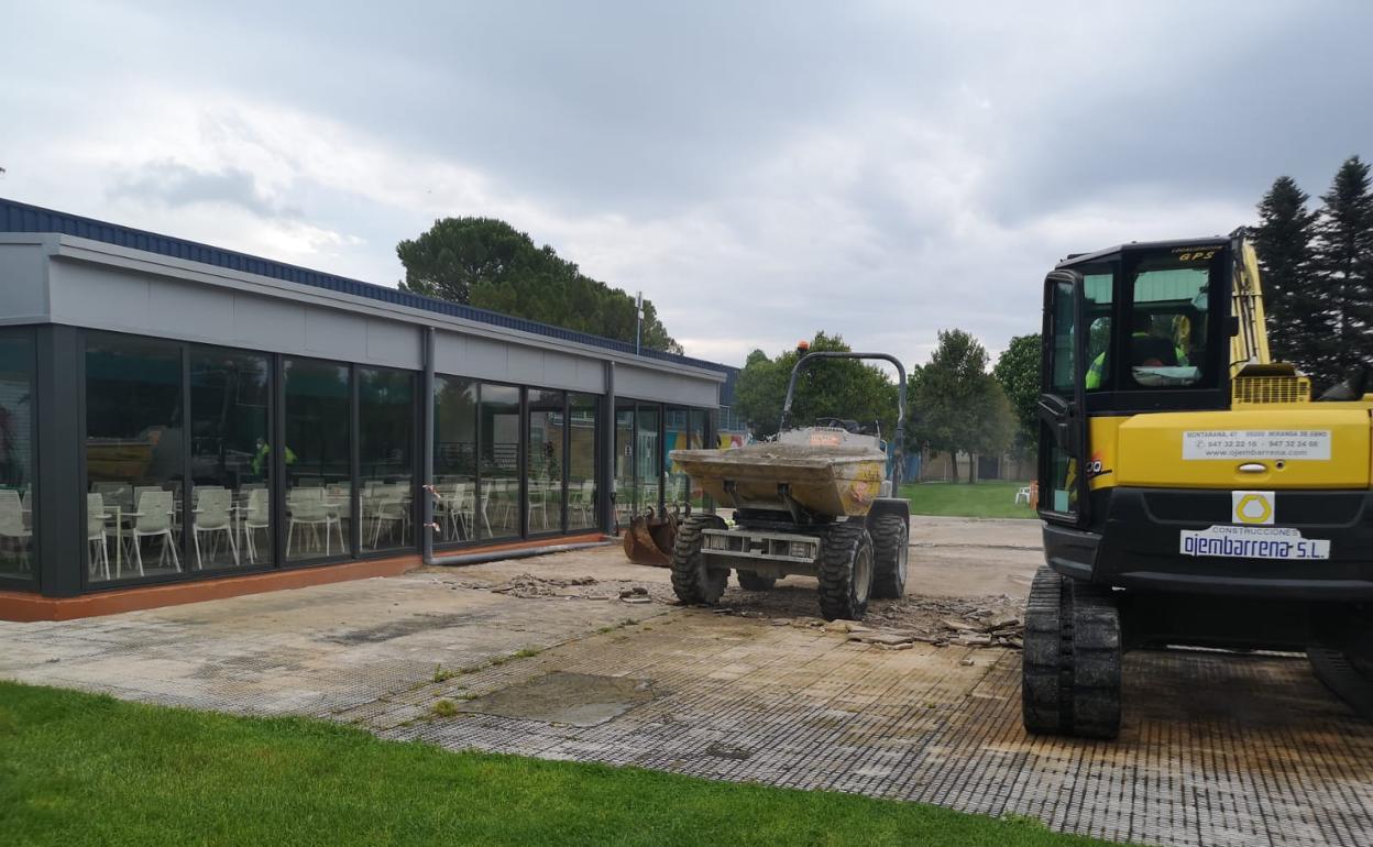 Comienzo de las obras en el bar de las piscinas de Miranda. 