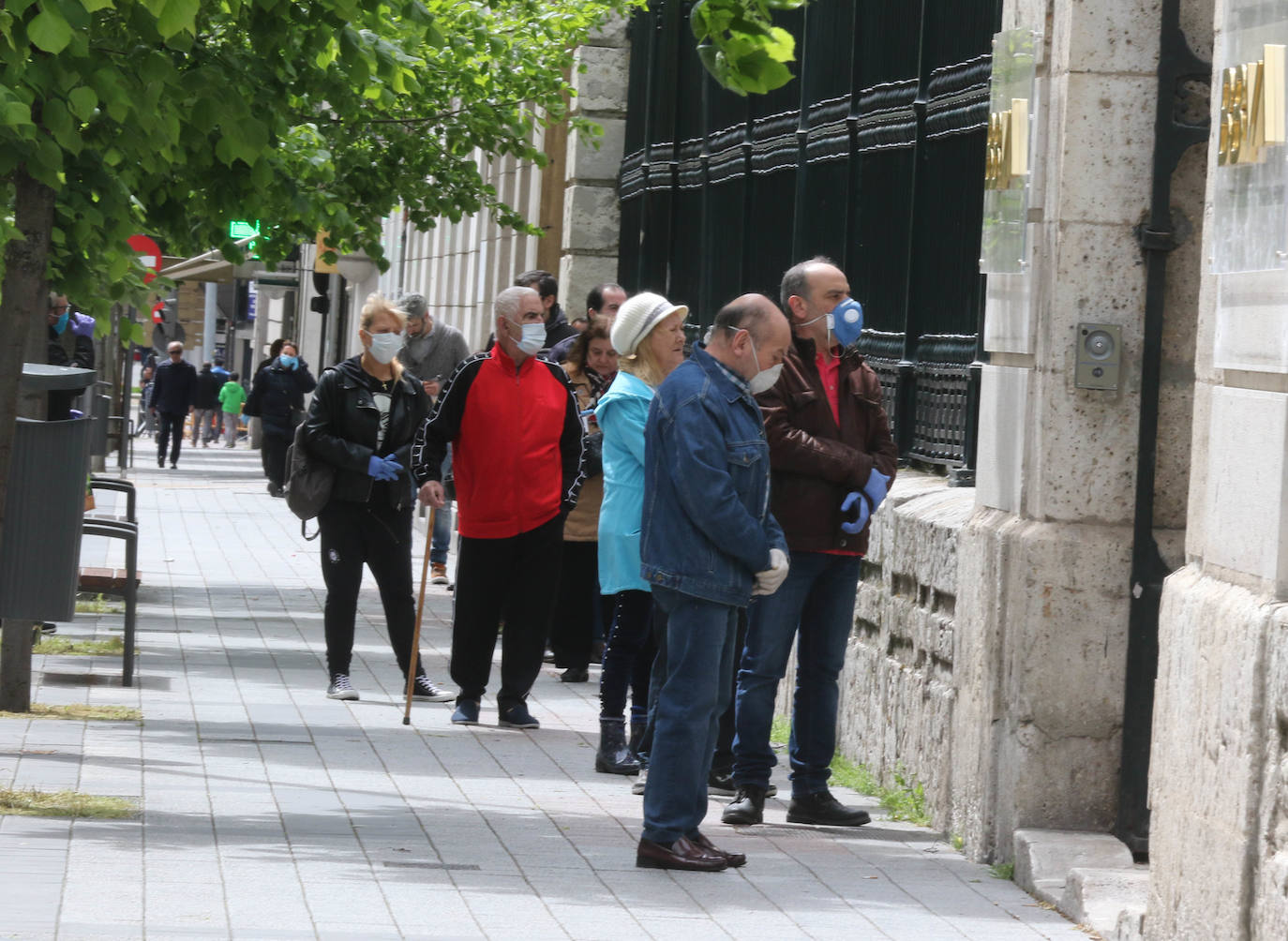 Cola en la calle Duque de la Victoria, en Valladolid, para acceder a una sucursal bancaria. 