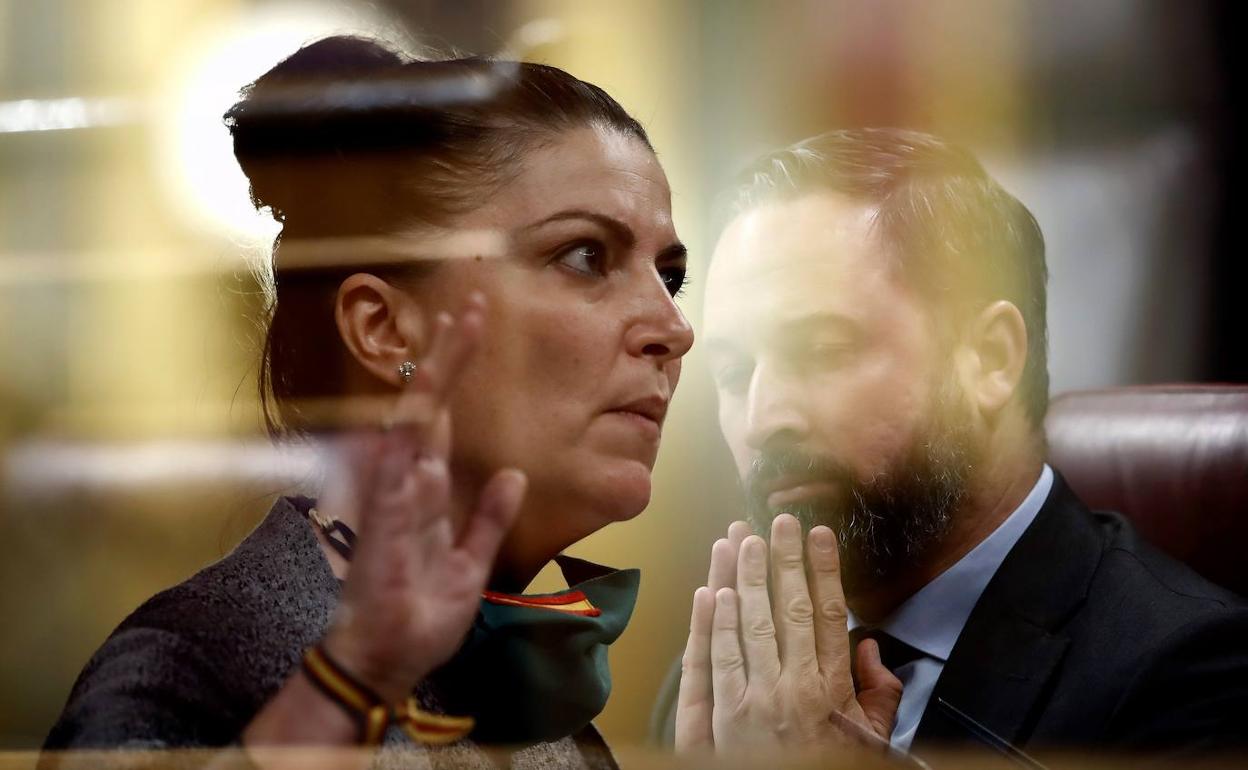 Multiexposición de la diputada de Vox Macarena Olona y el líder de su formación, Santiago Abascal. 