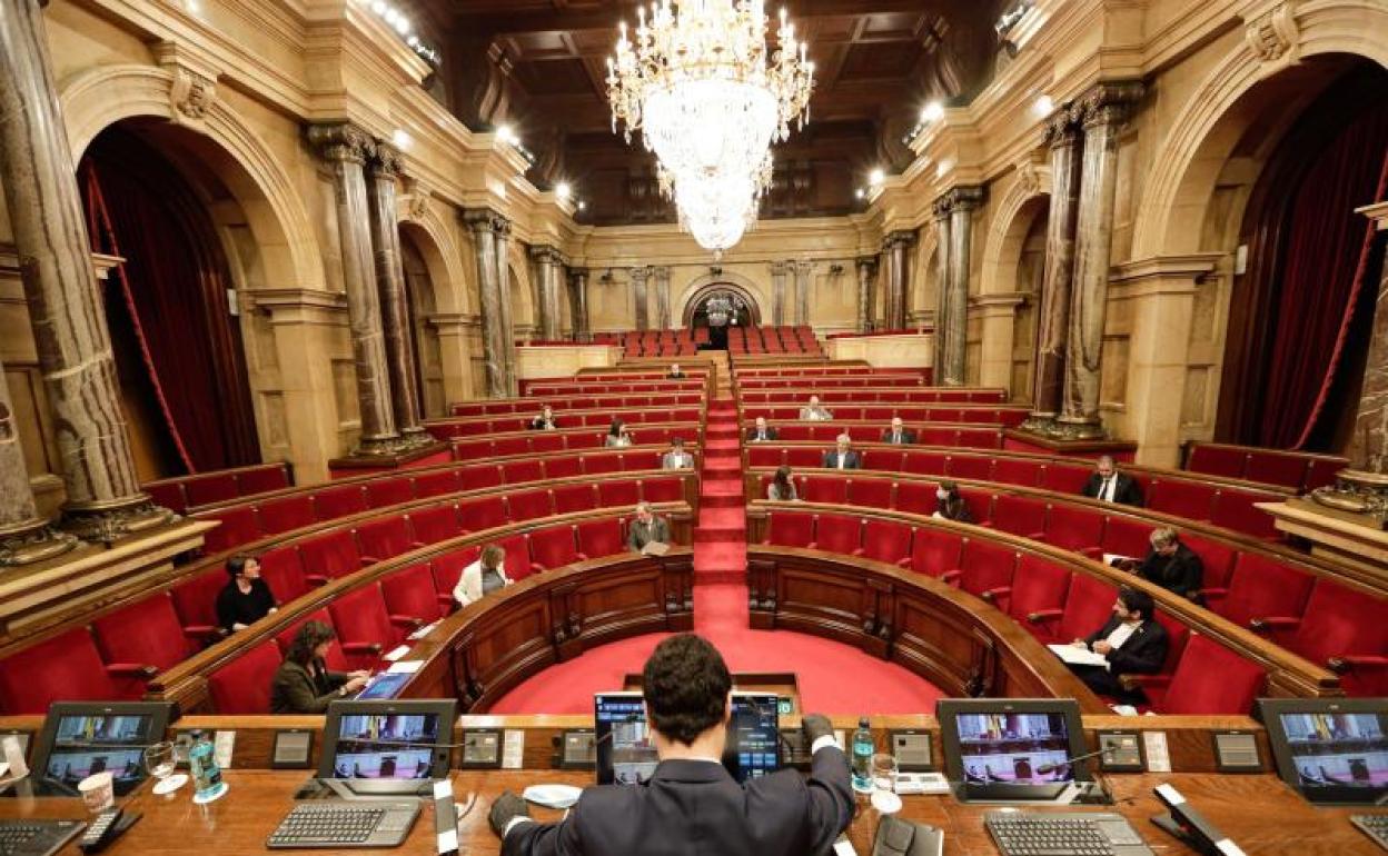 El presidente del Parlament, Roger Torrent (de espaldas), al comienzo de un pleno del Parlament.