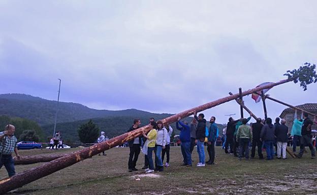 Foto: Pingada del Mayo en Canicosa de la Sierra. Vídeo: Pingada del Mayo en el barrio de Capiscol en 2019.