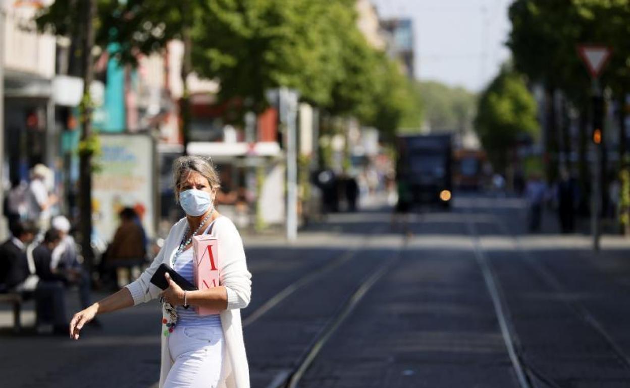 Una mujer con mascarilla en Alemania 