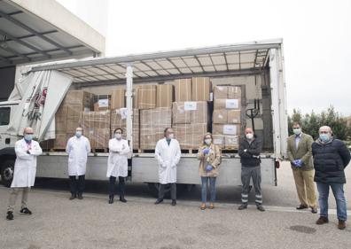 Imagen secundaria 1 - FAE entrega en el HUBU el primer material de protección sanitaria adquirido gracias a su campaña #NosNecesitanATodos