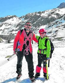 Imagen secundaria 2 - P. N. de Ordesa y Monte Perdido. Iban Urbieta recorre los alrededores de Góriz junto a su border collie 'Egur'. | Sierra Nevada. Ansi cuida el fuego en Poqueira, en las faldas del Mulhacén, aislado la mayor parte del año. | Valle de Tena. José Ángel es uno de los dos guardas del refugio de Bachimaña. En la foto, con su hijo.