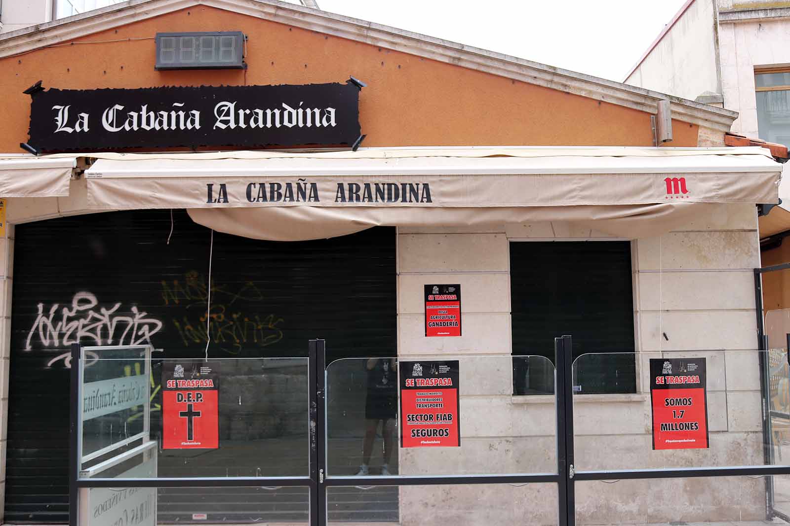 Fotos: La hostelería continúa con la persiana bajada