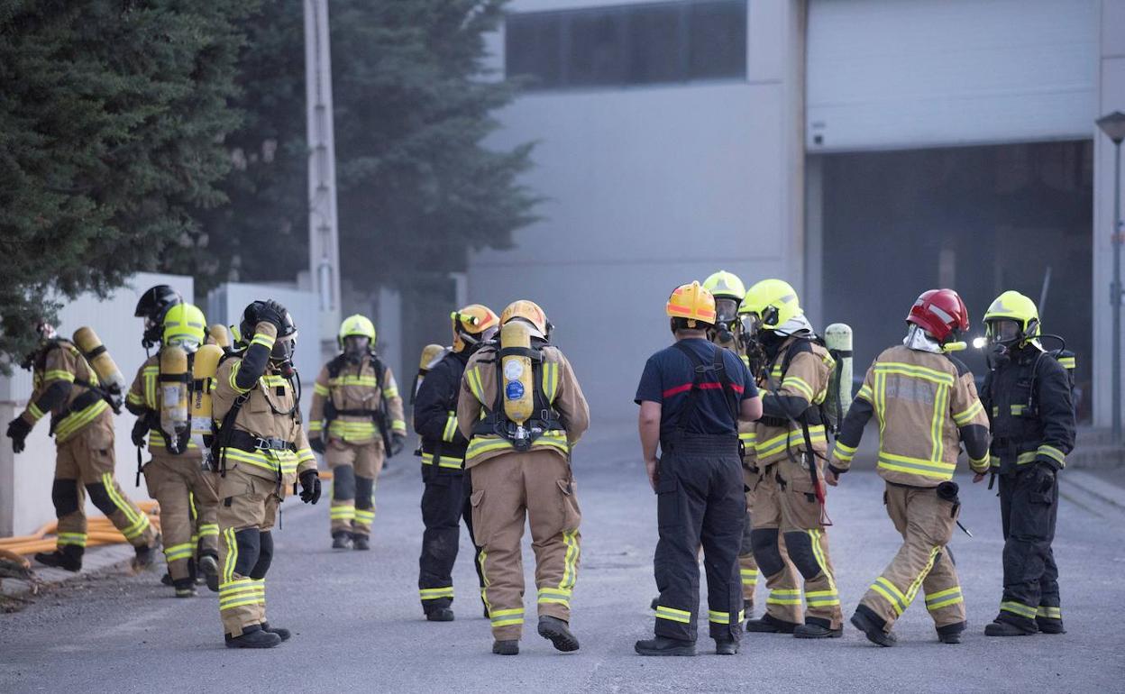 Los bomberos accedes a la fábrica de cloro de Sabiñánigo donde ha tenido lugar el suceso.