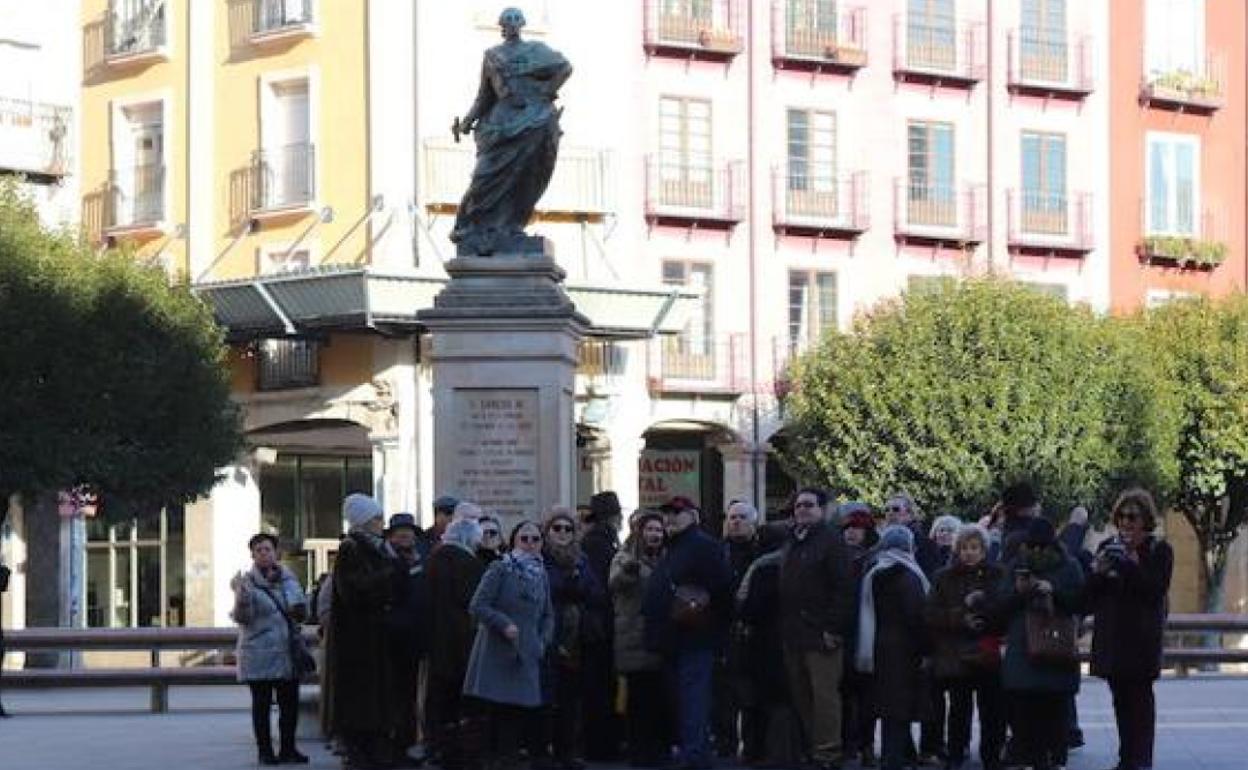 Un grupo de turistas en la Plaza Mayor de Burgos. 