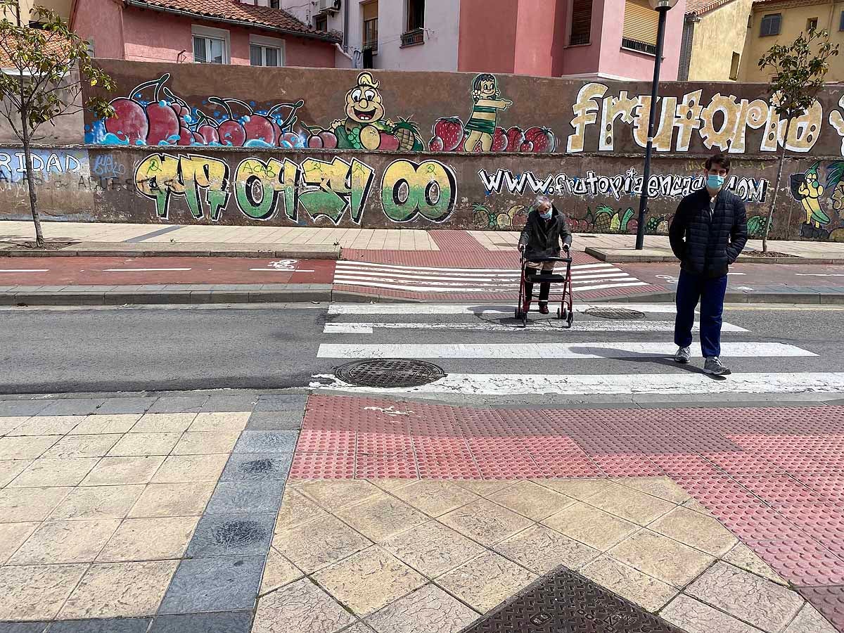 Desescalada Fotos: Un martes soleado en Burgos para pasear y salir a comprar