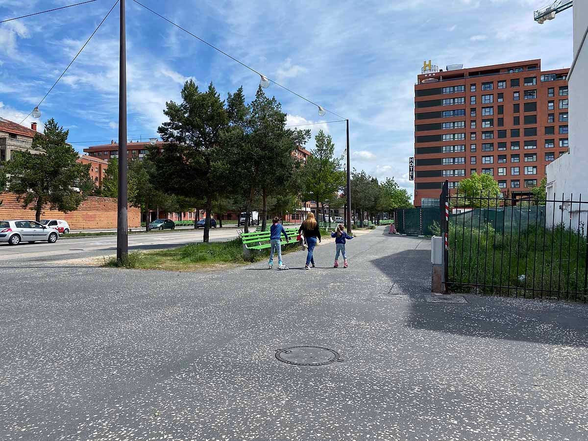 Desescalada Fotos: Un martes soleado en Burgos para pasear y salir a comprar