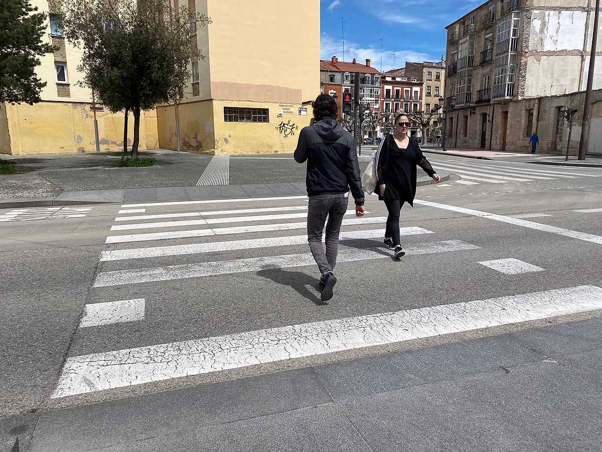 Desescalada Fotos: Un martes soleado en Burgos para pasear y salir a comprar