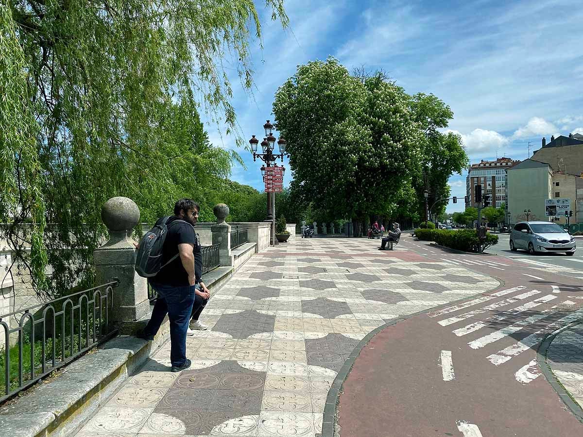 Desescalada Fotos: Un martes soleado en Burgos para pasear y salir a comprar