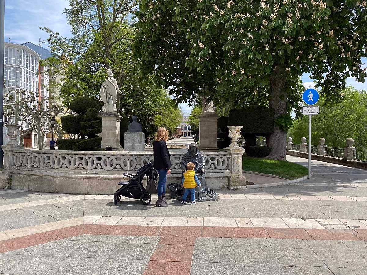 Desescalada Fotos: Un martes soleado en Burgos para pasear y salir a comprar