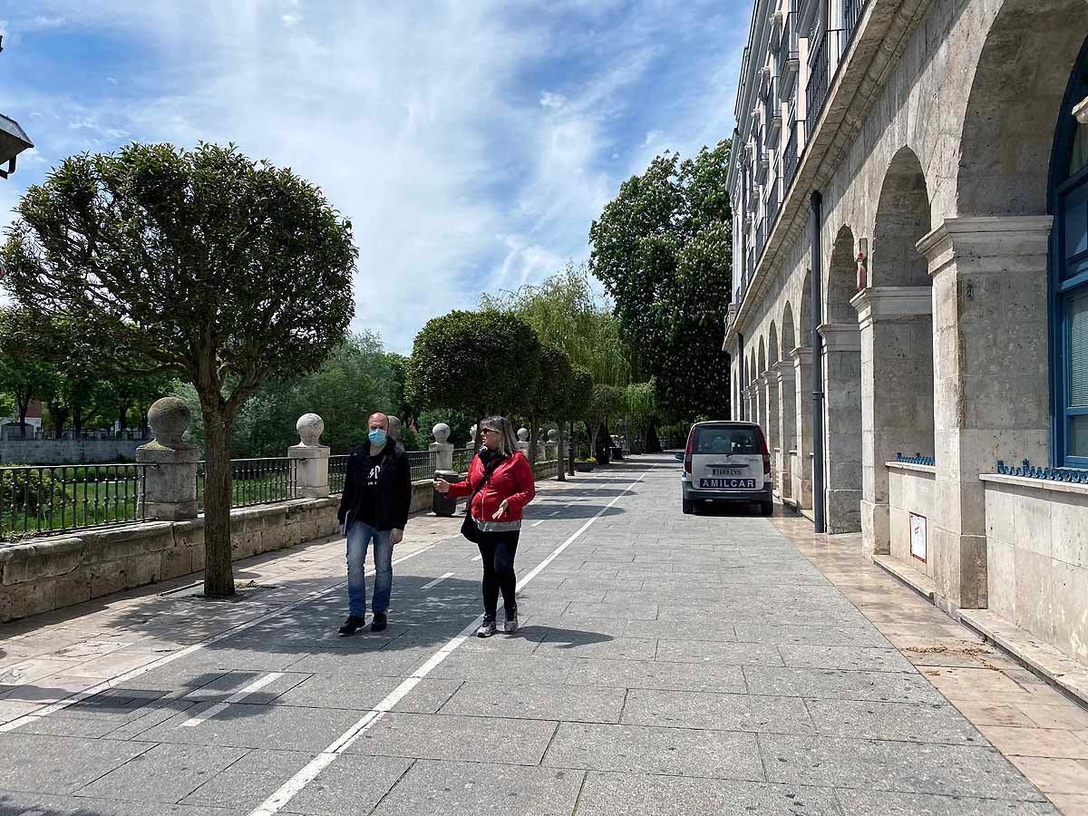 Desescalada Fotos: Un martes soleado en Burgos para pasear y salir a comprar