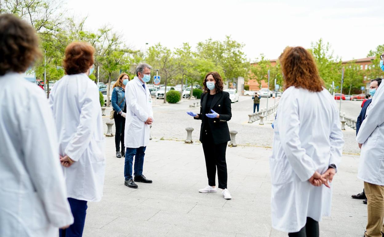 Isabel Díaz Ayuso, en el hospital de Alcorcón. 