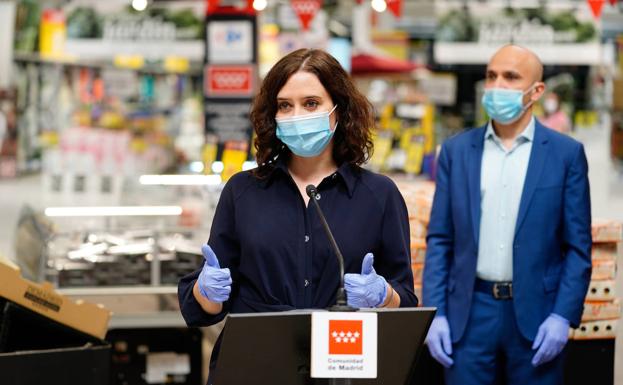 Isabel Díaz Ayuso, presidenta de la Comunidad de Madrid, durante la visita a un centro comercial.