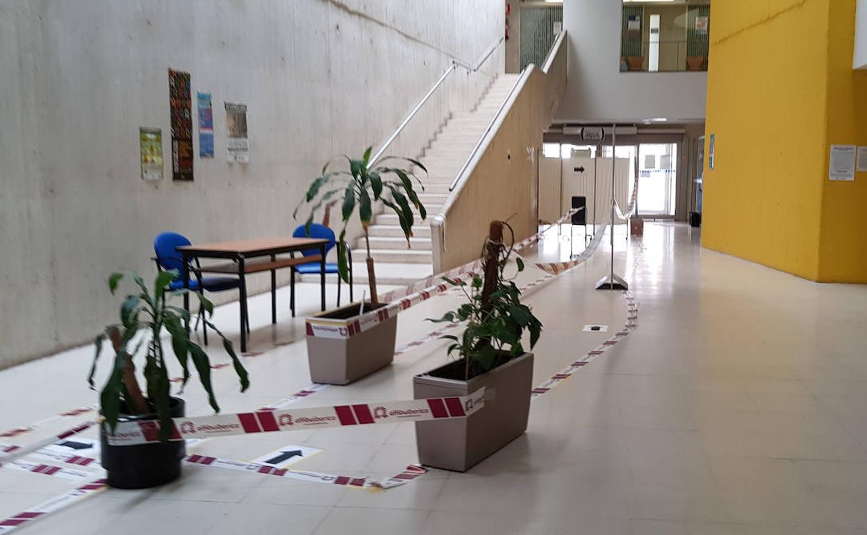 Vestíbulo principal del Centro de Salud de Parquesol ayer prácticamente vacío. 