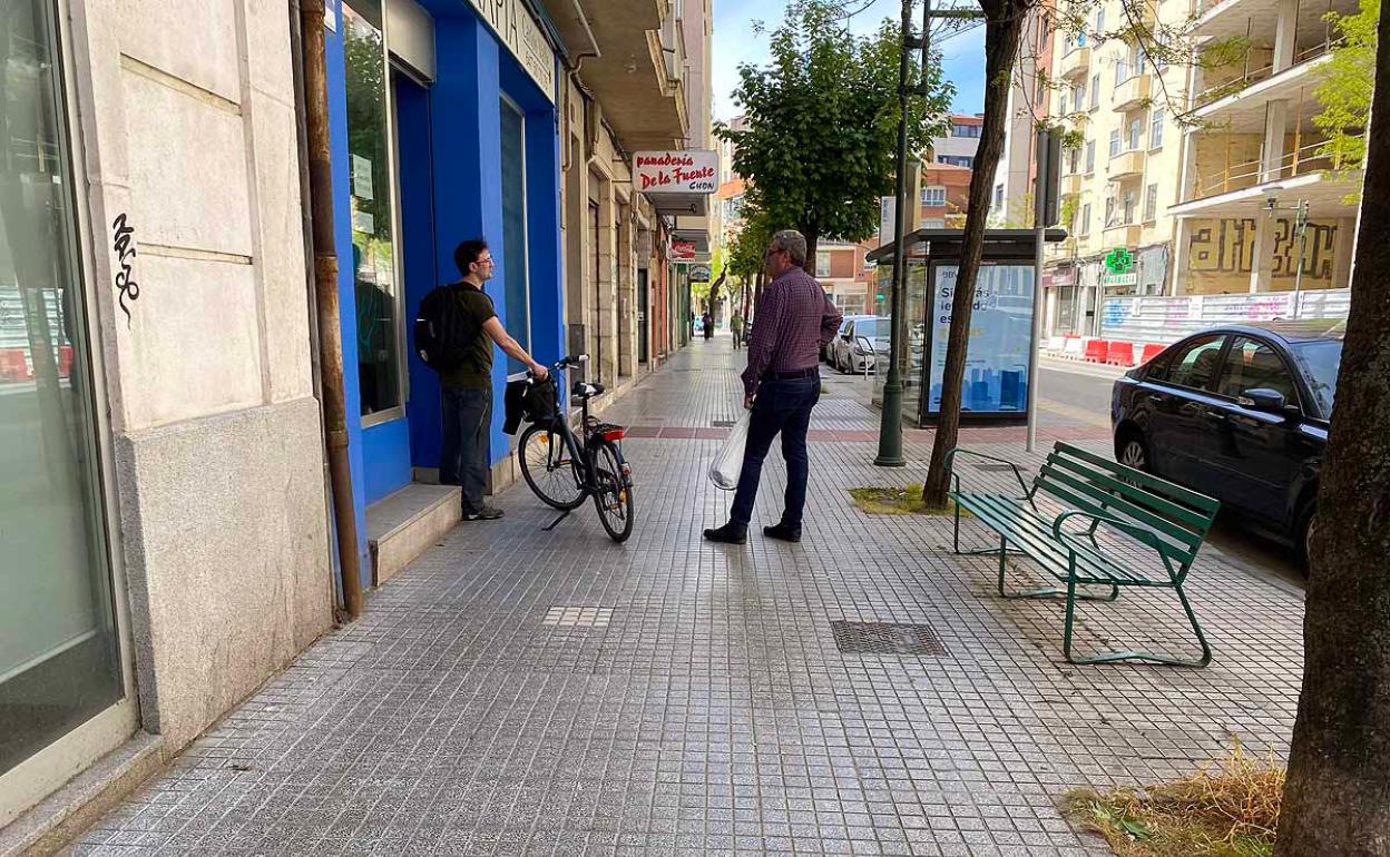 Desde el Ayuntamiento se pide a los vecinos que no se detengan a hablar en las calles para evitar aglomeraciones. 