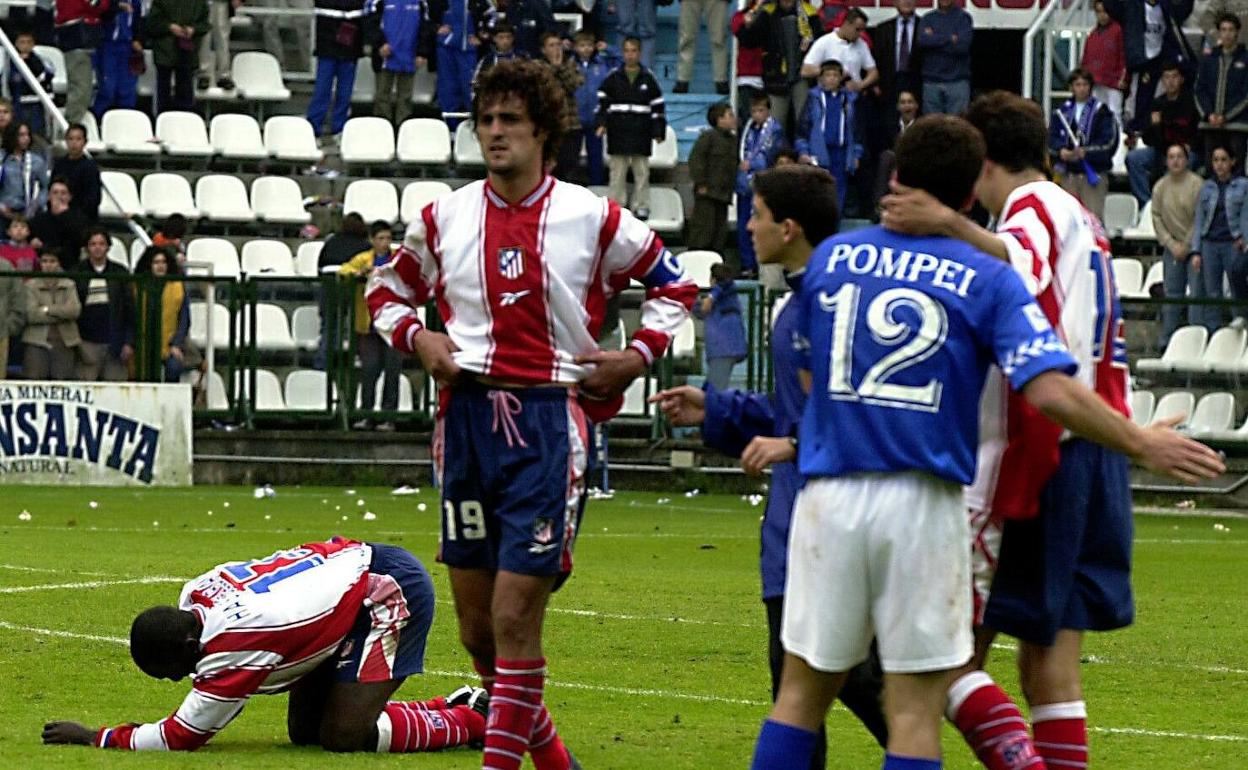 Hasselbaink y Kiko, desolados tras producirse el descenso del Atlético. 