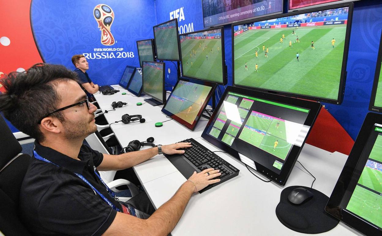 Sala de operaciones del VAR en Moscú para el Mundial de Rusia. 