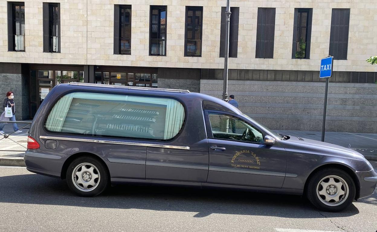 Un vehículo funerario ante el edificio judicial de Angustias.