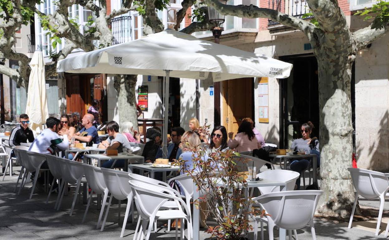 Imagen de una terraza en el Paseo del Espolón de Burgos. 