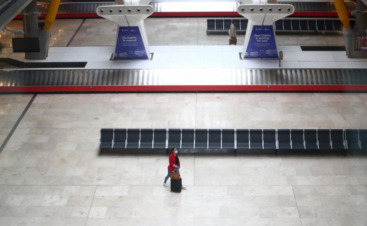 El aeropuerto de Madrid casi vacío por el cierre de fronteras.