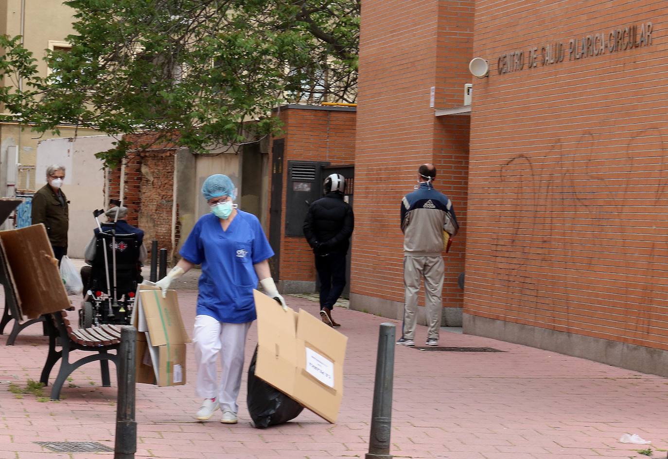 Personal saca cartones al contenedor mientras los pacientes esperan turno en el centro Pilarica-Circular. 