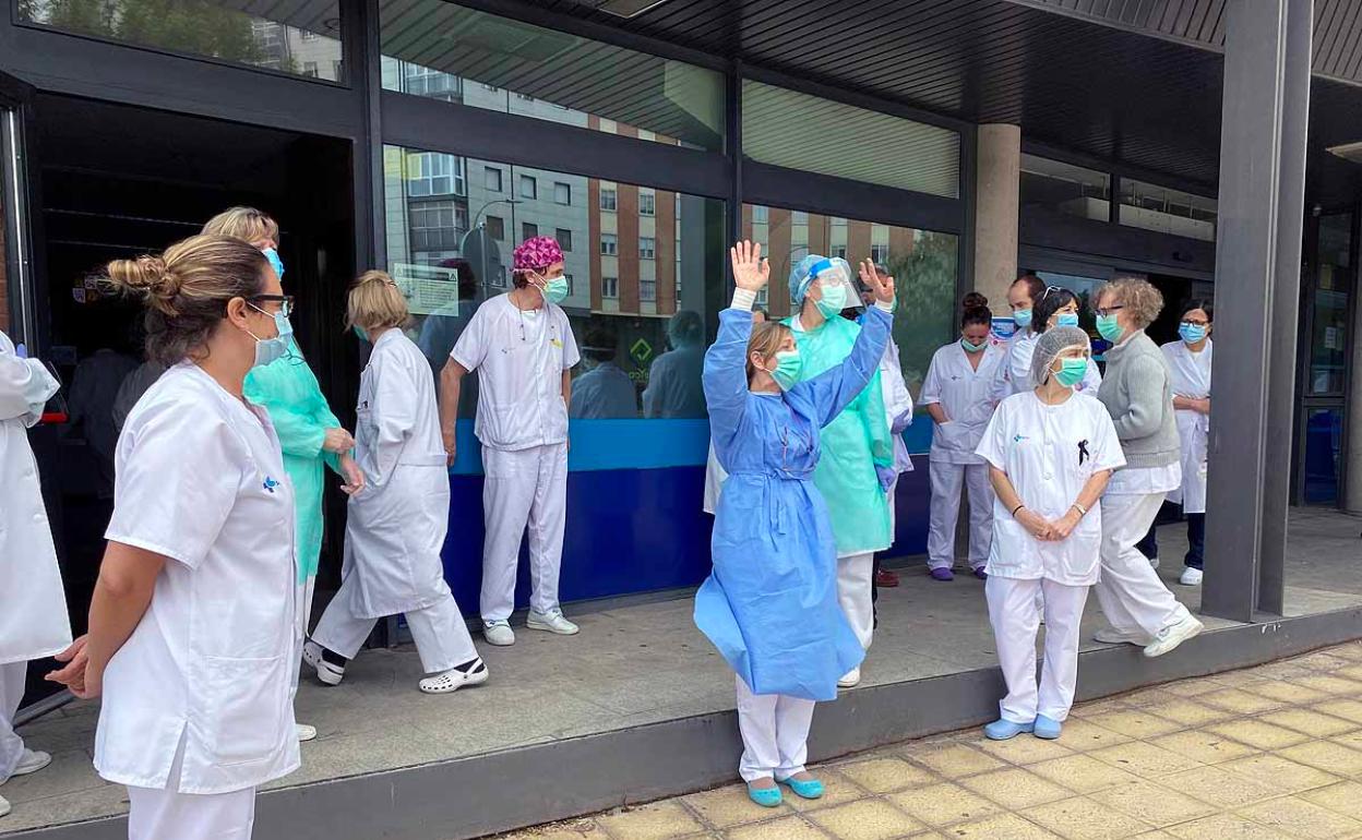 El personal del centro de salud de San Agustín tras el minuto de silencio.