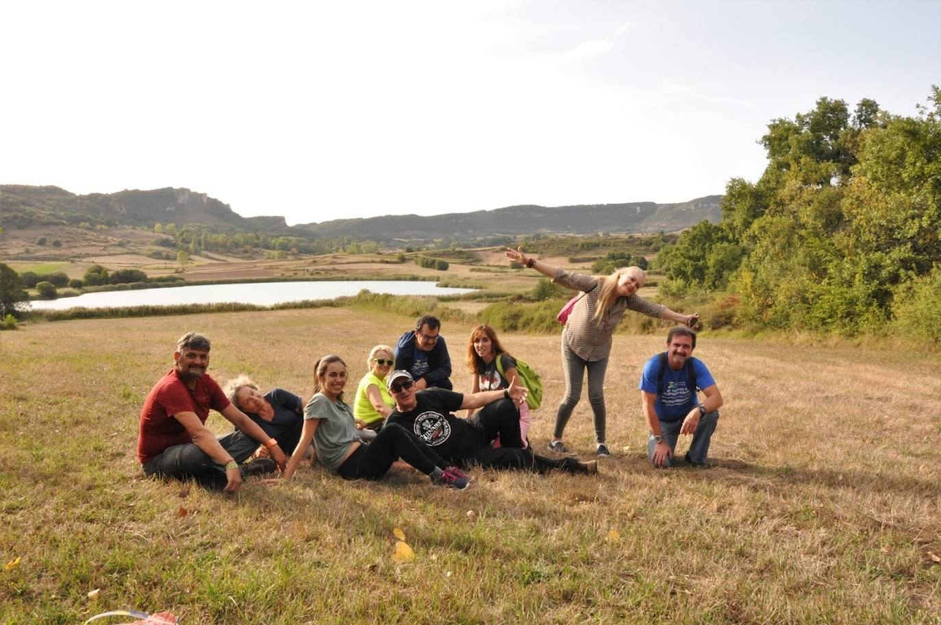 Imagen secundaria 1 - Raquel con diferentes grupos de turistas por algunas de las zonas que recorren por Las Merindades. 