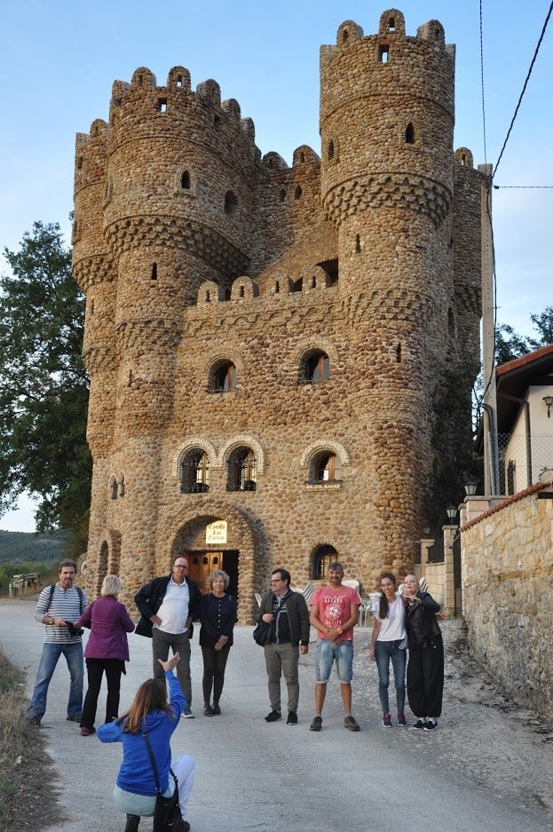 Imagen secundaria 2 - Raquel con diferentes grupos de turistas por algunas de las zonas que recorren por Las Merindades. 
