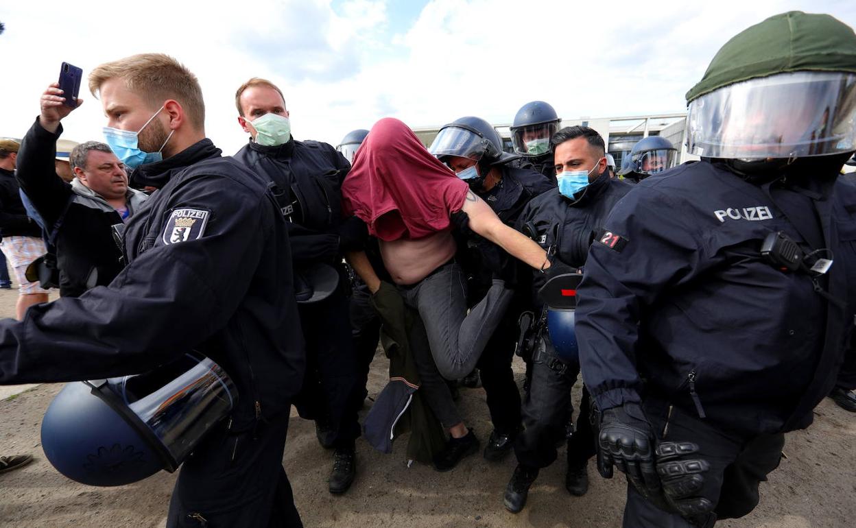 La Policía interviene en una protesta en Alemania. 