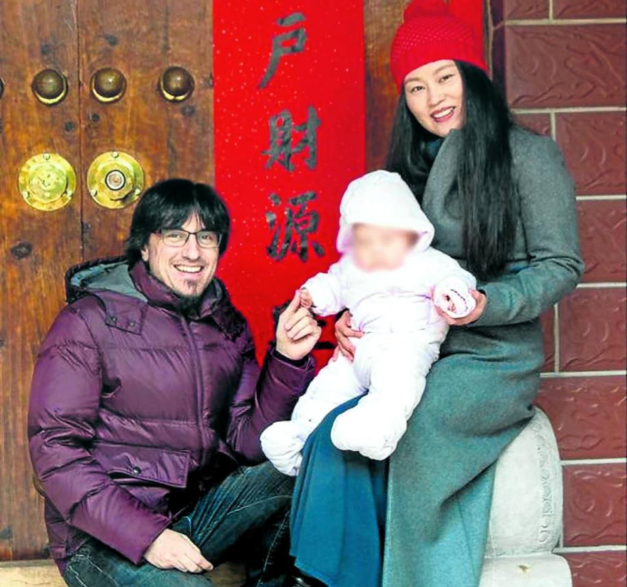 David Gómez Rollán posa con su familia en la provincia de Shandong. 