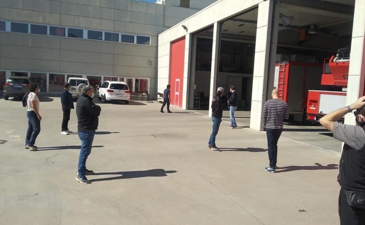 Los bomberos de Aranda, a las puertas del parque, esperando a someterse a la prueba de la covid-19. 