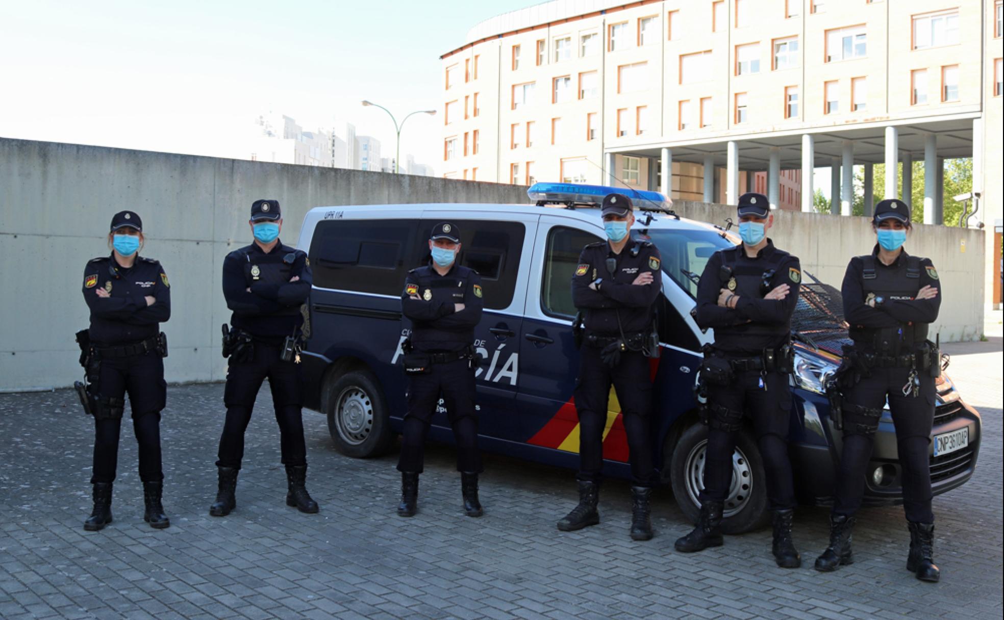 El inspector José Manuel García Pérez con miembros de su equipo de la Unidad de Prevención y Reacción de la Policía Nacional de Burgos