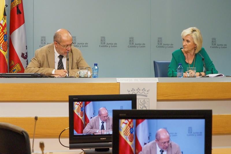 El vicepresidente de la Junta, Francisco Igea, junto con la consejera de Sanidad, Verónica Casado, durante la rueda de prensa de este jueves.