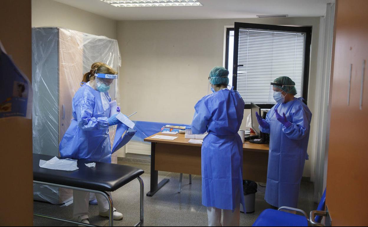 Equipo de enfermería de Huerta del Rey dedicado a la toma de muestras de pacientes. 