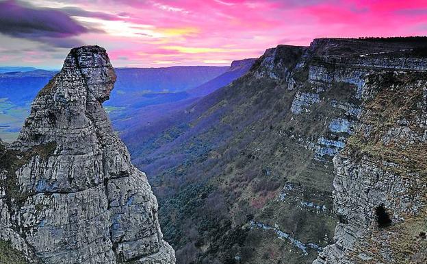 Arriba, el Pico del Fraile, en los aledaños de Orduña. Abajo, las montañas de Emyn Muil en la película 'Las dos Torres'. 