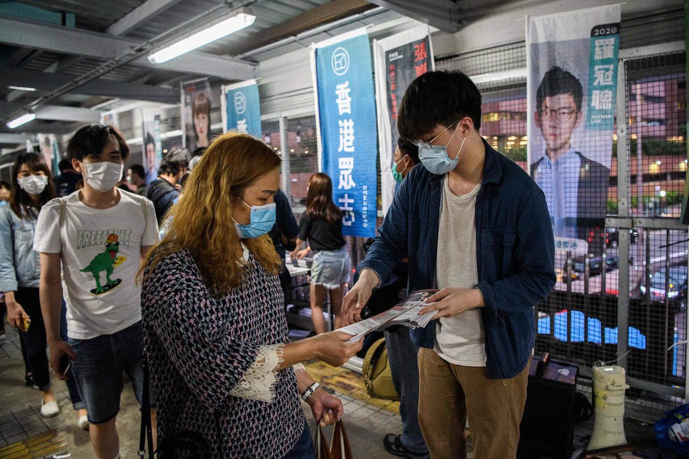 Reparto de folletos contra China en Hong Kong.