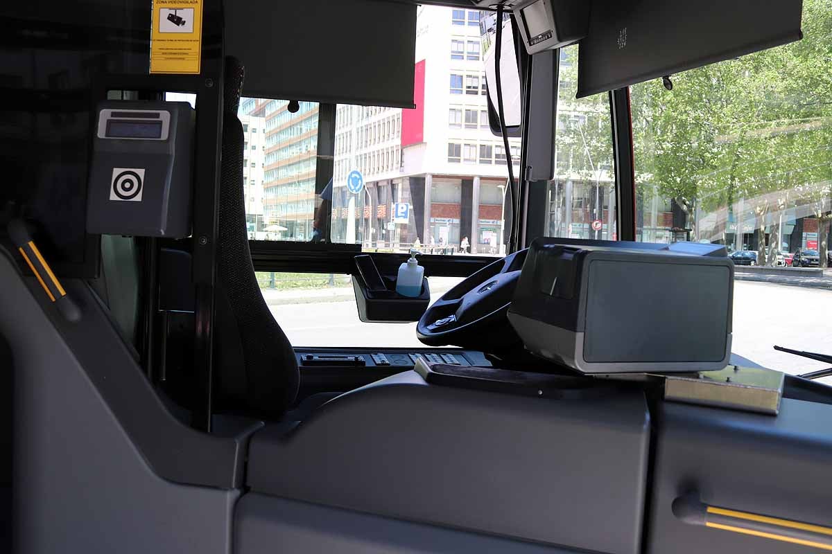 Tras más de dos meses sin tener que pagar por usar el autobús urbano o aparcar en zona azul, este lunes en fase 1 ha traído algún despiste entre los usuarios. Burgos despierta del letargo y nuestras constantes se están adaptando. Lo llaman la nueva normalidad y viene con elementos como mascarillas, dispensadores de gel desinfectante en cada local y más colas en la calle para limitar aforos.