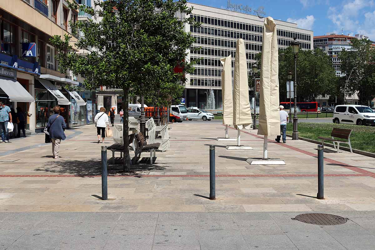 Tras más de dos meses sin tener que pagar por usar el autobús urbano o aparcar en zona azul, este lunes en fase 1 ha traído algún despiste entre los usuarios. Burgos despierta del letargo y nuestras constantes se están adaptando. Lo llaman la nueva normalidad y viene con elementos como mascarillas, dispensadores de gel desinfectante en cada local y más colas en la calle para limitar aforos.