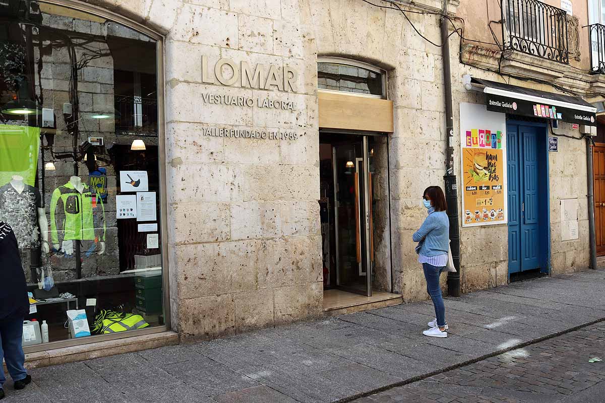 Tras más de dos meses sin tener que pagar por usar el autobús urbano o aparcar en zona azul, este lunes en fase 1 ha traído algún despiste entre los usuarios. Burgos despierta del letargo y nuestras constantes se están adaptando. Lo llaman la nueva normalidad y viene con elementos como mascarillas, dispensadores de gel desinfectante en cada local y más colas en la calle para limitar aforos.