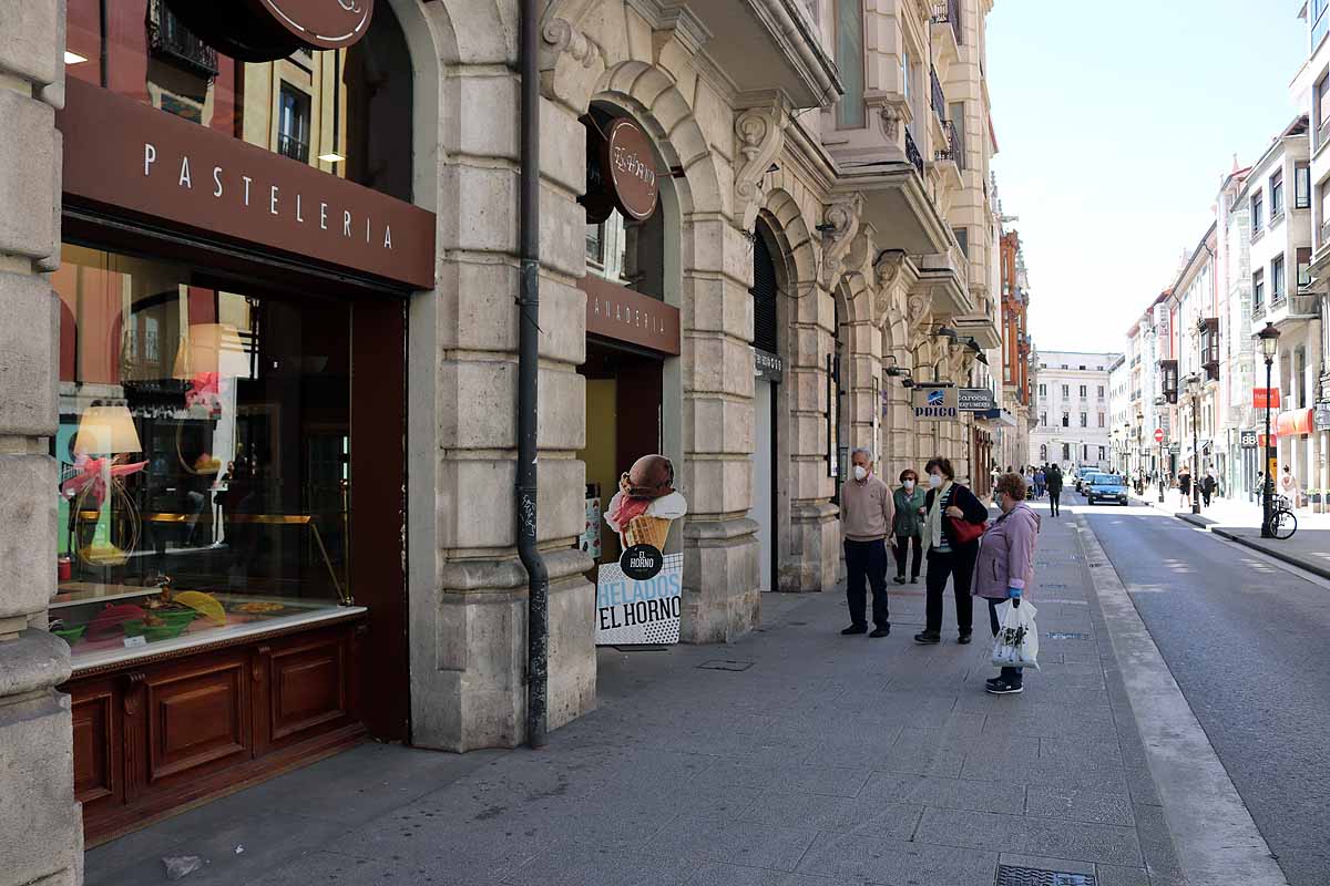 Tras más de dos meses sin tener que pagar por usar el autobús urbano o aparcar en zona azul, este lunes en fase 1 ha traído algún despiste entre los usuarios. Burgos despierta del letargo y nuestras constantes se están adaptando. Lo llaman la nueva normalidad y viene con elementos como mascarillas, dispensadores de gel desinfectante en cada local y más colas en la calle para limitar aforos.