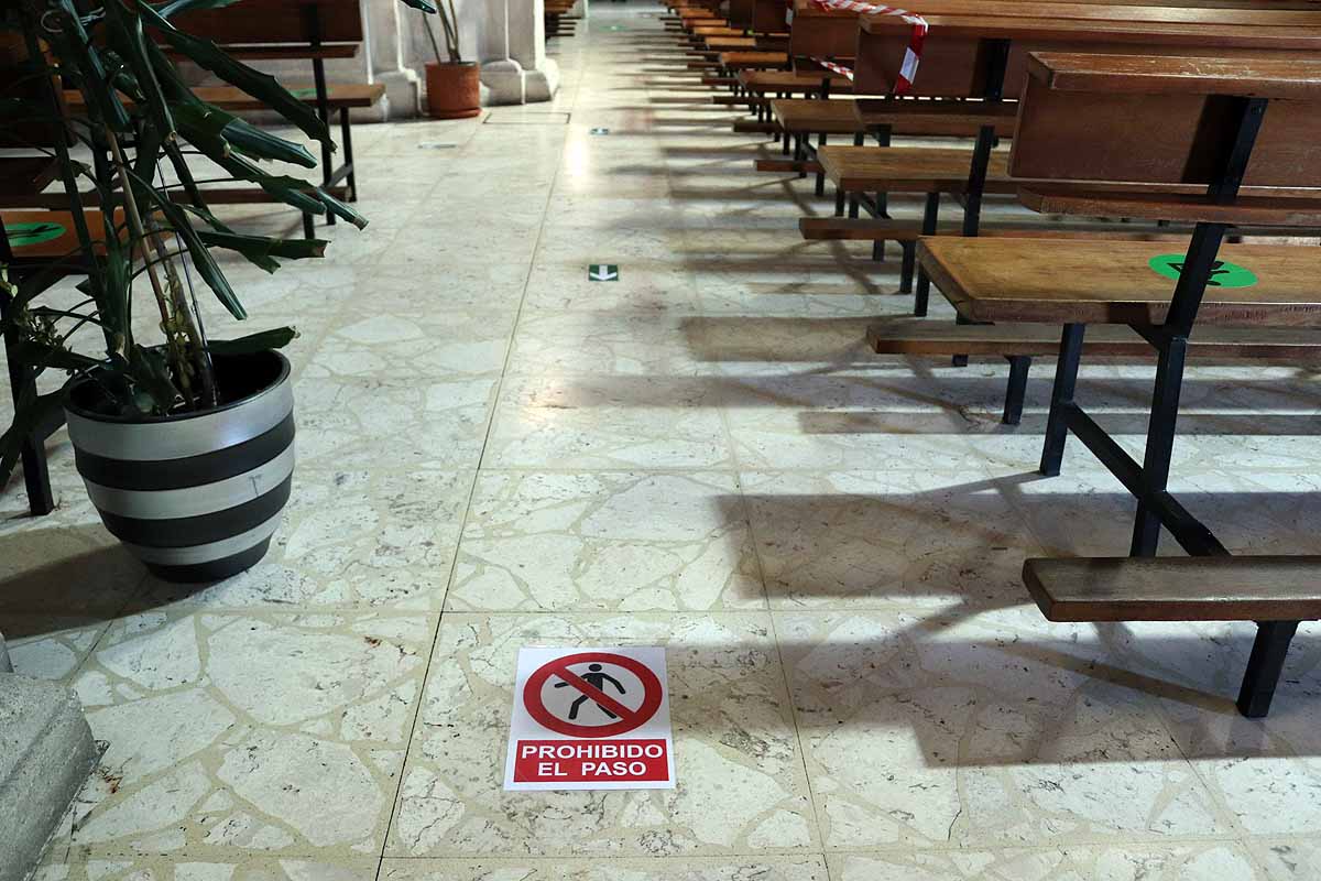 Una mujer se echa gel desinfectante a la entrada de la iglesia deSan Lesmes en Burgos. 